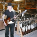 自分のシグネチャモデルが完成し、ご満悦のJohnny。